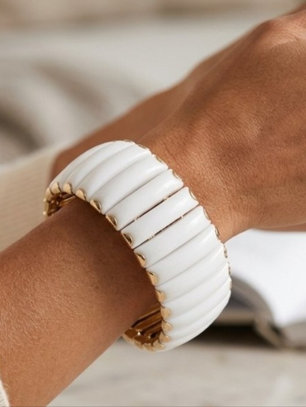 Vtg Mid Century Modern White Lucite Expansion Bracelet
